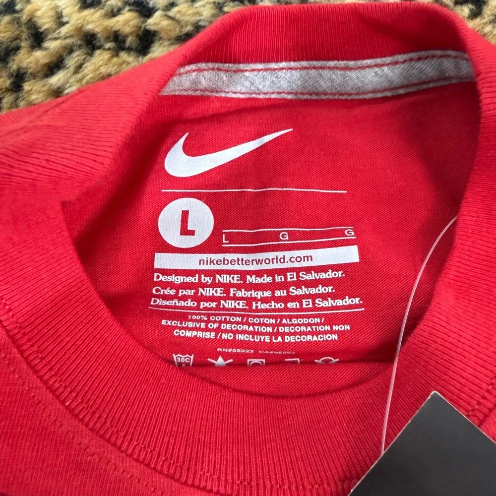 Nike Boys Red #SWOOSH Graphic T-Shirt Short Sleeve Crew Neck Size L 666822-687